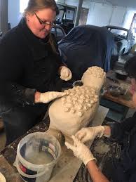 Bei Der Arbeit Aus Dem Geplanten Bauschaumschaf Wird Ein Beton Schaf Knetbeton Bei Der Arbeit