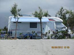 Per chi viaggia in camper e vuole visitare i campi flegrei la città di pozzuoli offre delle aree sosta camper che consentono,data la posizione, di raggiungere facilmente gli importanti siti dell'area. Area Sosta Camper Dolce Vita A Scalea In Corso Mediterraneo 172 Cs Camperonline
