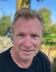 Van Evertsoord naar Paramaribo: hoe Rowwen Hèze-bassist Jan Philipsen zijn  nieuwe roeping ontdekte