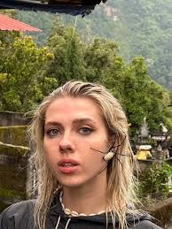 Can anyone give me any suggestions as to why one of spiders look full of  life and the other seems to be stressed. Thanks