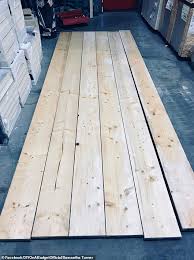 Discover all english oak dining table on newsnow classifieds at the best prices. Savvy Homeowner Makes Dining Table Out Of Scaffolding Planks And It Cost Just 90 Readsector