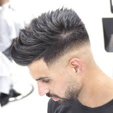 La transición del largo al corto alrededor de las sienes es estilizado y versátil. Men S Hairstyles Today Fade Haircut Mens Haircuts Fade Cool Hairstyles For Men