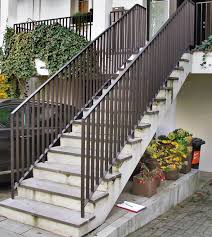 Ein entscheidender faktor, um eine außentreppe rutschfest zu machen, ist das vermeiden von feuchten glatten stellen auf den trittflächen. Deutsche Bauzeitschrift