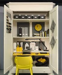 Vos espaces de rangement sont profonds et vous ne savez pas comment les aménager ? Un Bureau Dans Le Placard Bureau Placard Armoire Bureau Relooking Armoire