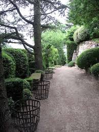 Il Faut Voyager La Louve Een Sprookjesachtige Tuin In Bonnieux Jardins Champetres Design Jardin Beaux Jardins