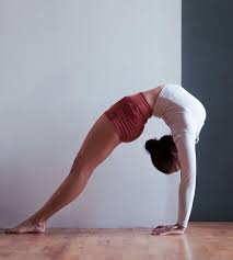 Ez A 3 Joga Applikacio Neked Valo Ha Nincs Idod Eljutni Orara Yoga Photography Basic Yoga Poses Yoga Postures