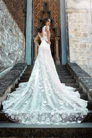 L'abito da sposa, il magico vestito sognato fin da bambine così bianco da illuminare la chiesa, così ricco di tulle da farci ammirandosi allo specchio scoprono quanto sia stato utile sfogliare decine di riviste di modelli da sposa, provare un'infinità di abiti, chiedere consiglio alle amiche e al personale. Marche Abiti Da Sposa Le Foto Delle Migliori Collezioni Sul Nuovo Sposi Magazine