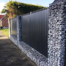 Gabionen Kaiser Spiralgabionen Mit Gabionenstein Heinrich Grau Zaunanlage Mit Gabionen Und Tor Und Aluminium Elemen Gabionen Gabionenzaun Gabionen Sichtschutz
