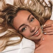 Leann Cook's Instagram, Twitter & Facebook