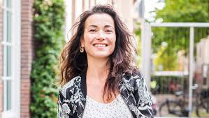 Beide prachtige vrouwen om te zien, alleen één heeft net iets meer bekendheid vergaard in het verleden dan de ander. Birgit Schuurman Bij De Kleine Komedie Voel Ik Me Thuis Het Parool