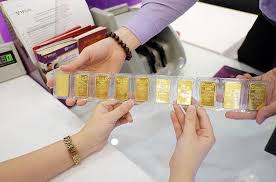 Ở giữa hai ông thần tài và ông địa bạn đặt 1hũ gạo, 1 hũ muối và 3 chén nước đầy (không quá đầy). Rcbp9r67htaxxm