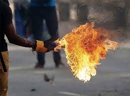Mardi vers 15h30, le quinquagénaire auteur présumé de l'homicide avait alpagué son voisin après avoir trouvé son chat. Public Bad Buzz Ejecte De Compte Facebook De Son Voisin Il Se Venge Et Lance Un Cocktail Molotov Chez Lui