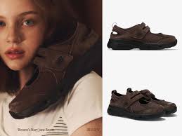 開賣即完售？！New Balance瑪莉珍鞋「可可棕色」登場，韓妞集體在穿FILA麂皮瑪莉珍鞋|女人我最大