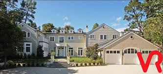 Ever Wondered Where Does Harrison Ford Lives This Is One Of The Famous Celebrity Homes In Beverly Hills Where Harrison Celebrity Houses Mansions Famous Houses