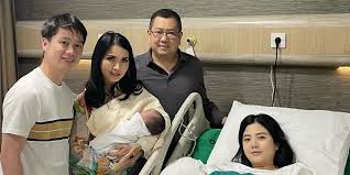 Potret Bahagia Kevin Sanjaya Dikaruniai Anak Pertama