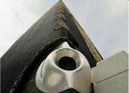 الكتاب ذاته يؤكد أن أمير مكة حاول أن يمنع زعيم القرامطة من أخذ الحجر الأسود وعرض عليه جميع ماله وكان البناء الذي بناه القرامطة وسموه بالكعبة في القطيف وموجودة آثاره حتى الآن وشكله دائري له بابان، والآن ردم أحدهما بالحجارة. Ø£Ù…ÙŠØ± Ø³Ø¹ÙˆØ¯ÙŠ ÙŠØ±Ø¯ Ø¨Ù‚ÙˆØ© Ø¹Ù„Ù‰ ØªÙ‚Ø±ÙŠØ± ØªØ±ÙƒÙŠ Ø¹Ù† Ø³Ø±Ù‚Ø© Ø£Ø¬Ø²Ø§Ø¡ Ø§Ù„Ø­Ø¬Ø± Ø§Ù„Ø£Ø³ÙˆØ¯ Ø±Ø£ÙŠ Ø§Ù„ÙŠÙˆÙ…