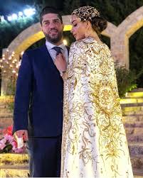 𝘾𝙚𝙡𝙚𝙗𝙧𝙖𝙩𝙞𝙣𝙜 𝙝𝙚𝙧 𝙂𝙤𝙡𝙙𝙚𝙣 𝙃𝙚𝙣𝙣𝙖 𝙉𝙞𝙜𝙝𝙩 𝙬𝙞𝙩𝙝 𝙖 𝙗𝙪𝙧𝙨𝙩 𝙤𝙛 𝙘𝙤𝙡𝙤𝙧𝙨 Wedding Henna Henna Night Gold Wedding Inspiration