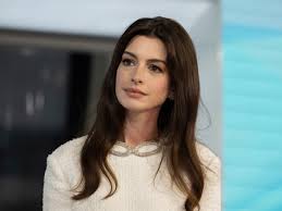 Anne Hathaway Opens Up About Having a Miscarriage While Playing a Pregnant  Woman on Stage | Glamour