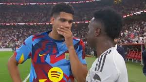 Una de las imágenes del Clásico: Vinicius se interesó por Araujo al descanso