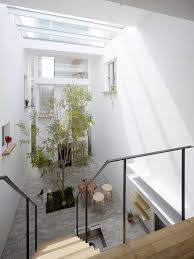 Salah satu cara untuk untuk mengatasi masalah tersebut adalah dengan mendesain dan menempatkan taman terbuka didalam. 45 Desain Dan Model Taman Minimalis Dalam Rumah Modern