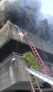 ANG TAPANG NI ATE😢 NO PETS LEFT BEHIND 🙏 A brave pet owner rescued her dogs when a fire erupted in Sto. Niño, Brgy. Guizo, Mandaue City, Cebu on Wednesday, December 10.