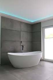 Moderne Badgestaltung Betonplatten Freistehende Badewanne Spanndecke Matt Mit Indirekten Beleuchtung Badgestaltung Spanndecken Badezimmer