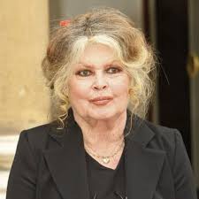 Pour que le temps ne vienne pas altérer en 1957, b.b. Brigitte Bardot La Biographie De Brigitte Bardot Avec Voici Fr