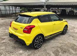 Per la swift sport ibrida suzuki dichiara una massa in ordine di marcia di 1020 kg e considerando che, nella realtà, il motore arriva comunque a sviluppare più cavalli di quelli dichiarati ci sarà sicuramente da divertirsi per i futuri proprietari della piccola sportiva suzuki. Iklanpilihan Suzuki Swift Sport Terbaru Mekanika