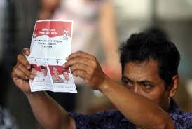 Jadi total kekurangan surat suara dari hasil penyortiran dan pelipatan yang telah dilakukan bersama sebanyak 2.243, ujar komisioner divisi soal kekurangan 2.243 lembar surat suara, kpu karawang akan berkoordinasi dengan perusahaan yang ditunjuk untuk memenuhi surat suara yang kurang. Coblos Tembus Tetap Sah Asal Republika Online