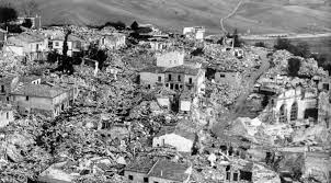 Evento più catastrofico dell'era repubblicana. Erdbeben In Irpinia Um 19 34 Uhr Die Erinnerung 40 Jahre Nach Der Tragodie Napolike It
