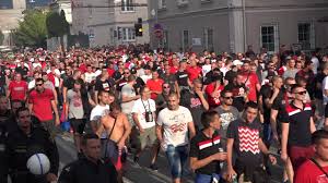 Fc köln gegen roter stern belgrad hat die polizei acht mutmaßliche hooligans aus serbien in gewahrsam genommen. Fanmarsch Red Bull Salzburg Roter Stern Belgrad Youtube