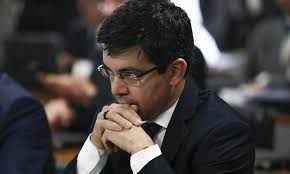 Randolfe frederich rodrigues alves, tem 46 anos, é senador pelo amapá pela rede randolfe tem 100% de presença no senado, ou seja, nunca faltou a uma sessão ou reunião de comissão. Randolfe Pede Que Bebianno Seja Convidado A Falar No Senado Episodio Nao Sera Superado Com Exoneracao Jornal O Globo