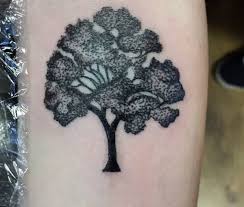 Der baum des lebens (auch lebensbaum oder weltenbaum) ist ein in der religionsgeschichte verbreitetes symbol und mythenmotiv. Baum Tattoo Seine Bedeutung Und 40 Tolle Design Ideen