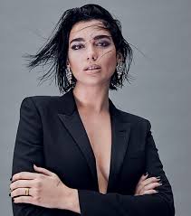Le cassandre, logo iconique de la marque, librement. Dua Lipa Ce Qu Il Se Passe Maintenant Est Une Revolution Elle Be