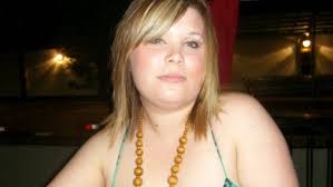 Mulher perde 64kg para ganhar próteses de silicone do pai