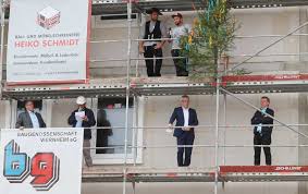 Soziales engagement und verzicht auf luxussanierungen in dem kodex garantiert die baugenossenschaft nicht nur bezahlbares wohnen. Wohnen Am Park Franz Schubert Strasse Richtfest Der Baugenossenschaft Im Kleinen Kreise Viernheim Online