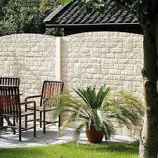 Betonzaune Sehen Toll Aus Ein Betonzaun Ist Stabil Wie Eine Mauer Braucht Aber Nur Den Platz Eines Zauns Sichtschutz Garten Betonzaun Steinmauer Garten