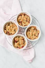 Schneller Rhabarber Crumble Mit Schlagsahne Madame Dessert In 2020 Rhabarber Dessert Rhabarber Dessert Schnell