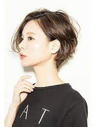 男のハートを鷲掴み 耳かけ女子 になりたいのなら横顔美人の条件eラインを手にいれる mery メリー ボブパーマ ヘアースタイル パーマ ショートボブ