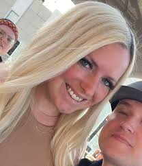 Can you remove the people from the background and make this photo more  clear?