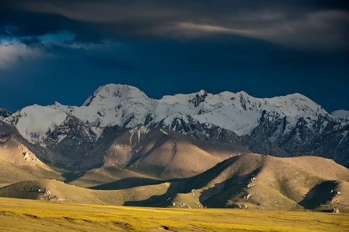 The Tian Shan Mountains – Location and Famous Peaks 🏔️ ExtremeGuide