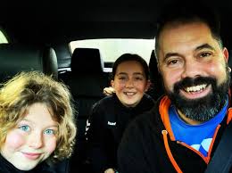 Gast, wat zing jij nou?" Mijn oudste dochter (13) roept vanaf de achterbank  naar mijn jongste (11) die voorin zit en enthousiast hard met een nummer  meezingt. We zitten met z'n drieën