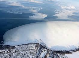 网走市 abashiri 海岸 一块巨型 流冰 drift ice 漂浮在岸边 日本 japan 北海道 hokkaido 每年12月至次年4月 网走市沿岸鄂霍次克海