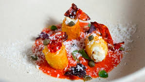 Pelare le patate, tagliarle a pezzi e lessarle, appena saranno cotte metterle in un pentolino con il latte, il baccalà, privato della pelle e delle spine e far cucinare per una decina di minuti. Mezze Maniche Con Mousse Di Baccala E Trucioli Di Stocco Norvegese Su Gazpacho Di Pomodorini Del Piennolo E Neve Di Mozzarella