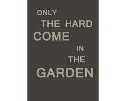 Und nur die härteren kommen in die gärtnerin. Postkarte Nur Die Harten Kommen In Den Garten 10 5x14 8 Cm Bei Hornbach Kaufen