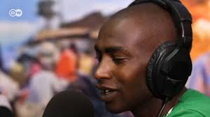 Bonoko dan jarida a tashar rediyon talakawa na "Ghetto" a Kenya