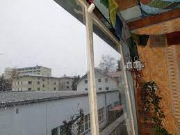 Sich wohlfühlen auf ihrem balkon ist jetzt möglich, auch wenn´s kühler, windig oder nass wird… nieselregen macht den textilscreens von solarmatic® nichts aus.eine breite palette an gestaltungsmöglichkeiten stehen ihnen hier zur verschönerung ihres balkones zur. Haushaltstipps Wind Und Regenschutz Fur Den Balkon Selber Bauen