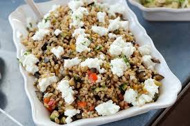 Per prima cosa sciacquate bene il farro sotto l'acqua corrente, poi versatelo in una pentola con acqua pari al doppio del suo volume, portate a bollore, salate leggermente e cuocete 20. Insalate Di Cereali Estive Tutte Le Ricette Leggere Con Gusto