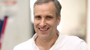 Han skal få styr på skandaleramt akademi