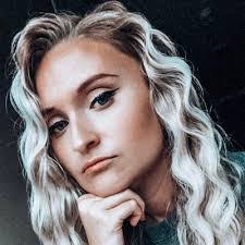 Samantha Utter's Instagram, Twitter & Facebook